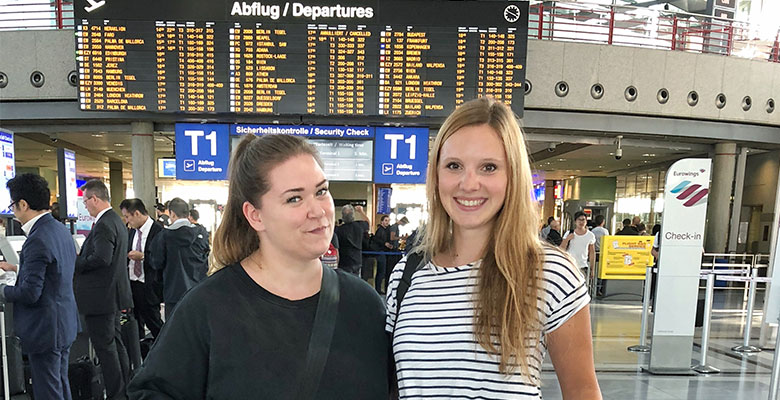 Lea und Julia auf dem Weg zur MagentoLive Europe in Barcelona